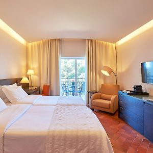 Zimmer mit Kingsize-Bett